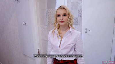 Unibertsitateko neska gazteak bere mutil-lagunari iruzurra egiten dio bere lagunarekin | POV eta esperma bere puxa barruan!